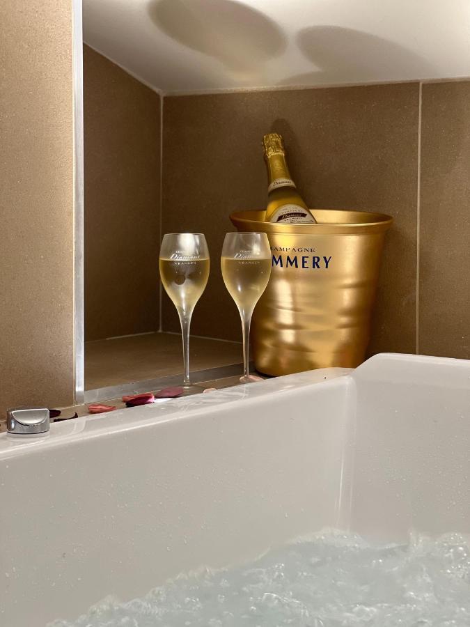 Cocon Blanc Calin Avec Jacuzzi Privatif - Loveroom Insolite Saint-Etienne  Exterior photo