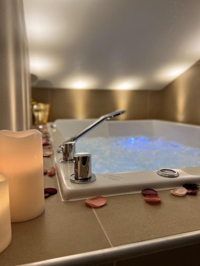 Cocon Blanc Calin Avec Jacuzzi Privatif - Loveroom Insolite Saint-Etienne  Exterior photo