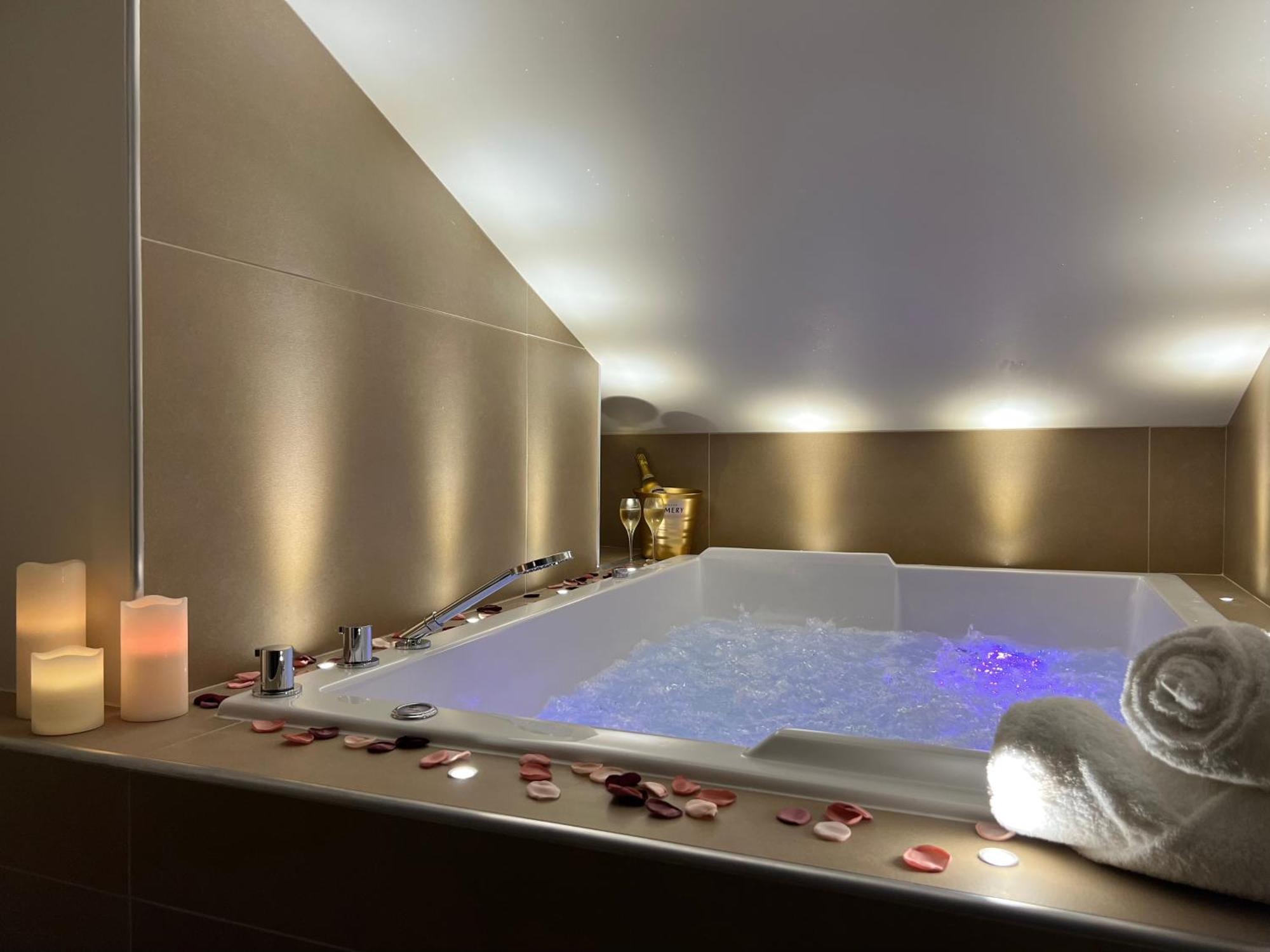 Cocon Blanc Calin Avec Jacuzzi Privatif - Loveroom Insolite Saint-Etienne  Exterior photo