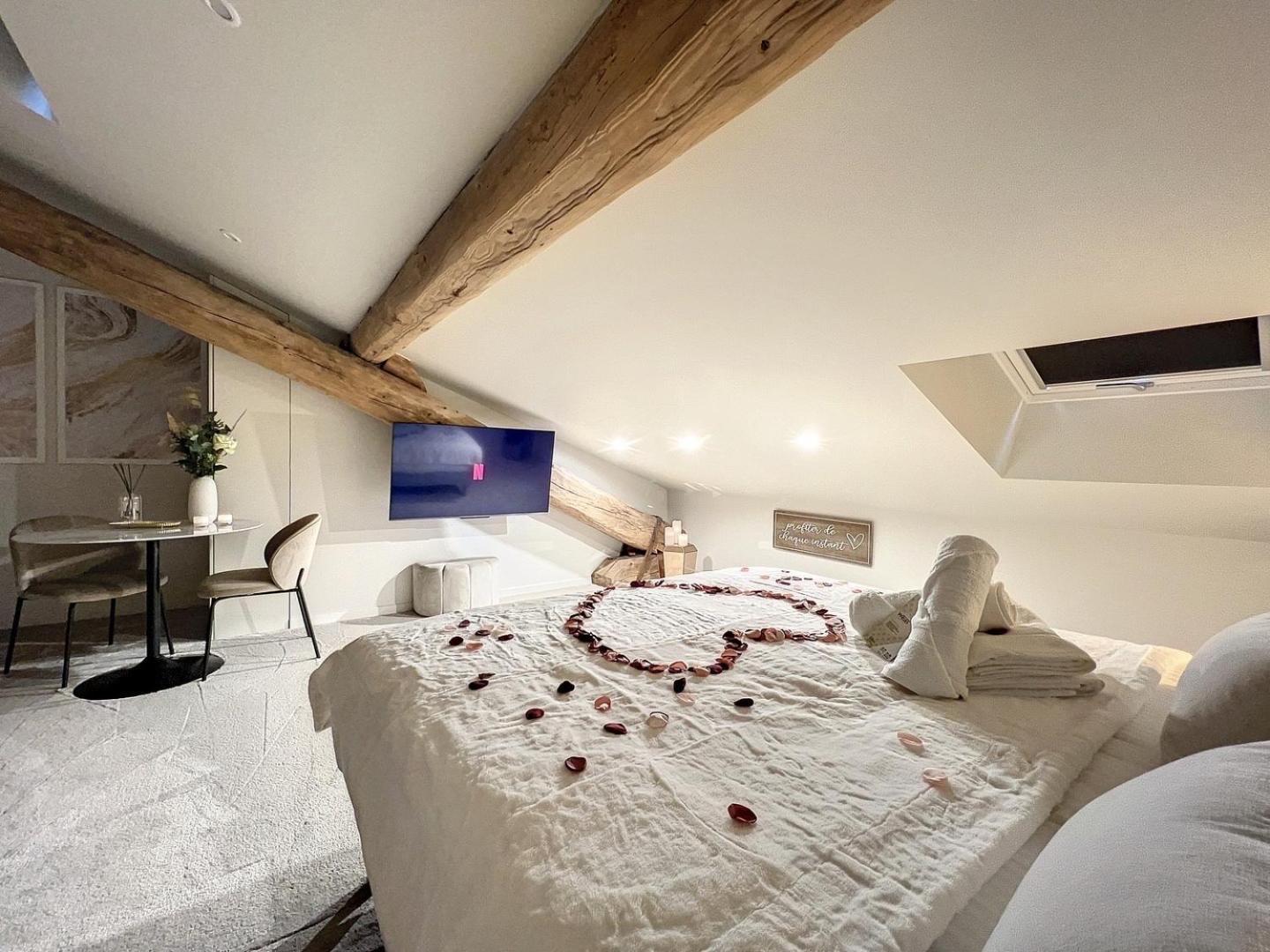 Cocon Blanc Calin Avec Jacuzzi Privatif - Loveroom Insolite Saint-Etienne  Exterior photo